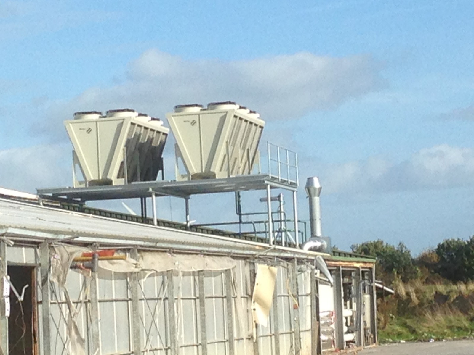 This is an indirect NH3 refrigeration system that produces chilled water/glycol for storing flower bulbs. The machine can store 85 million flower bulbs, almost all of which are exported worldwide. The company is located in Nieuwe Niedorp, the Netherlands.